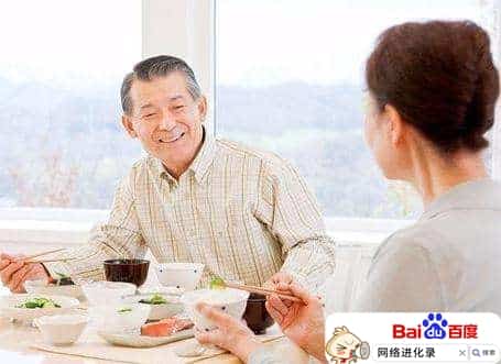 老人吃两顿饭好不（老年人一天吃几顿饭最好）