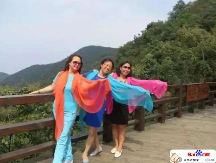 为什么大妈爱丝巾（为什么大妈拍照喜欢戴丝巾）