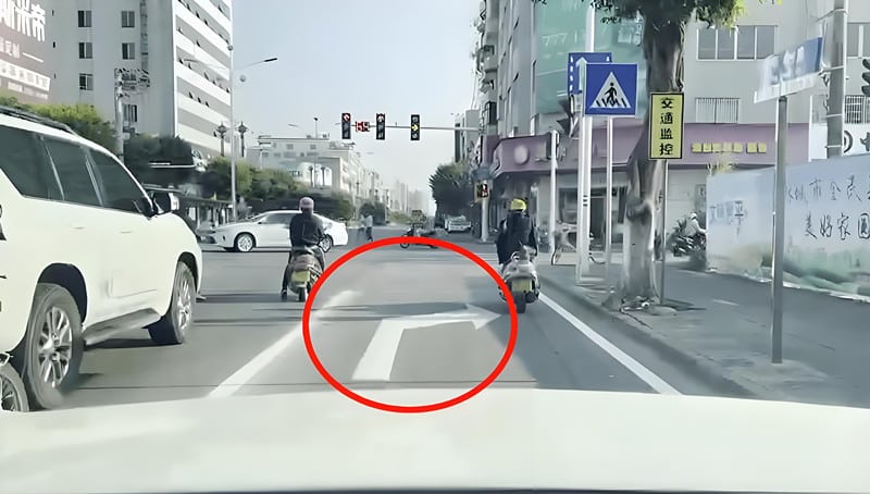 一般路口拍不拍右转压实线？抓拍规则大揭秘