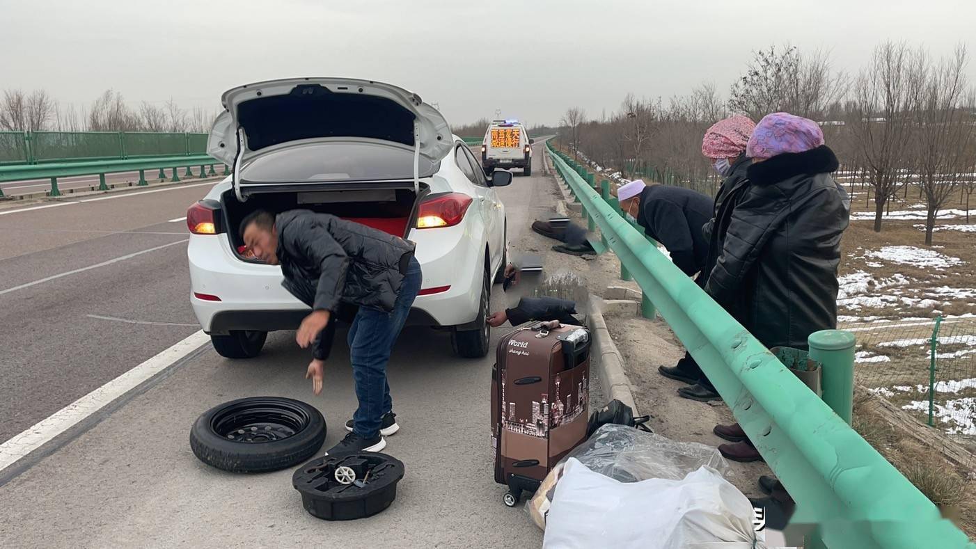 高速公路应急车道换备胎指南：教你安全操作